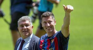 Robert Lewandowski sobre el césped del Camp Nou junto al presidente Joan Laporta.