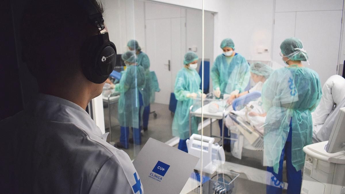 Un grupo de alumnos en el Centro de Innovación en Simulación (CISARC). Un grupo de alumnos en el Centro de Innovación en Simulación (CISARC).