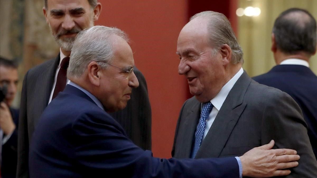 Guerra, Martín Villa y una treintena de ministros de PSOE, PP y UCD defienden a Juan Carlos I Guerra, Martín Villa y una treintena de ministros de PSOE, PP y UCD defienden a Juan Carlos I