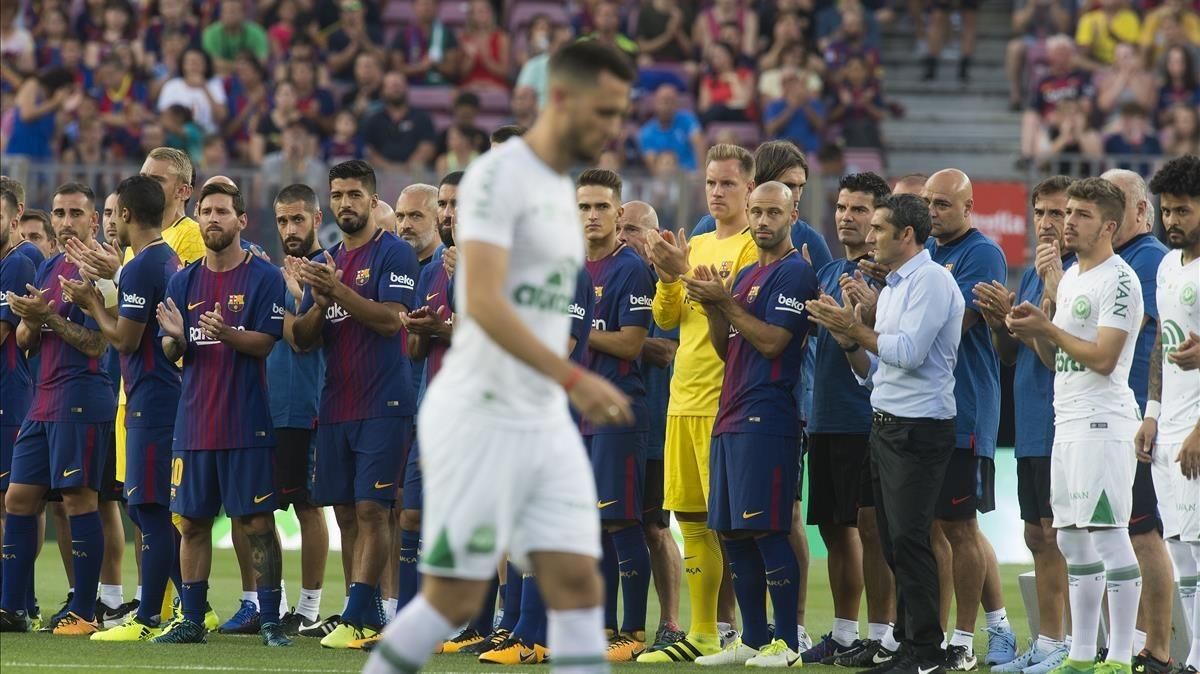 Los jugadores del Barça y Valverde aplauden a los del Chapecoense en el Camp Nou. Los jugadores del Barça y Valverde aplauden a los del Chapecoense en el Camp Nou.