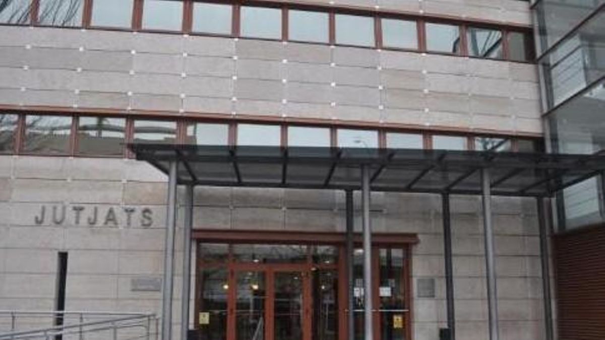 Entrada a los juzgados de Reus. Entrada a los juzgados de Reus.