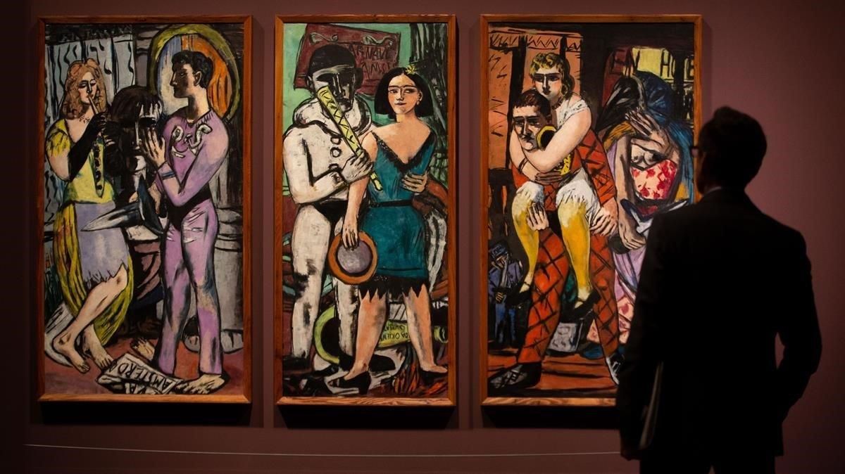 Un visitante recorre el CaixaForum de Barcelona, en el que se expone medio centenar de obras del artista Max Beckmann. Un visitante recorre el CaixaForum de Barcelona, en el que se expone medio centenar de obras del artista Max Beckmann.