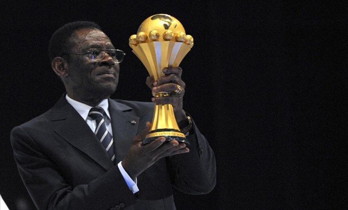 El dictador ecuatoriano Teodoro Obiang sostiene el trofeo de la Copa de África en el 2011.