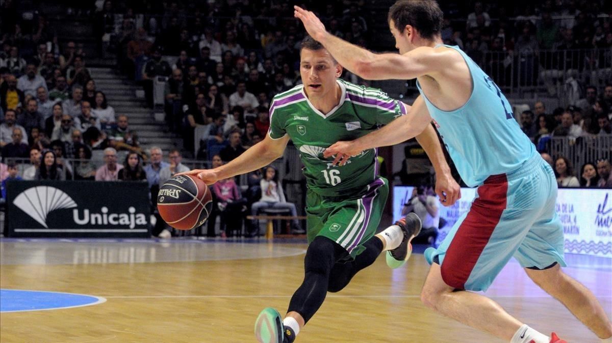 El escolta del Unicaja, Nedovic, ante Koponen, del Barça. El escolta del Unicaja, Nedovic, ante Koponen, del Barça.
