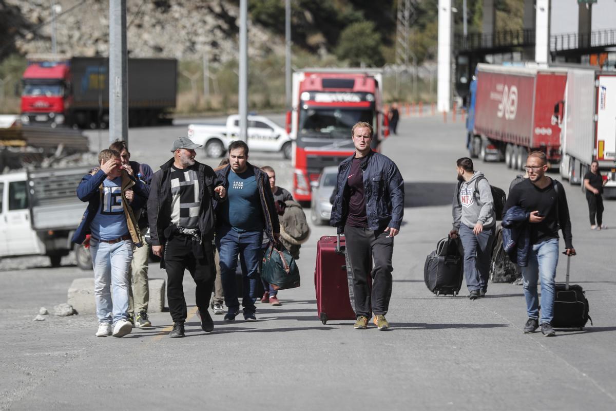 Un grupo de hombres rusos afectados por la movilización especial cruzan la frontera con Georgia, el pasado 17 de septiembre.
