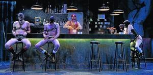 Una escena de l’obra, situada en un bar de contactes anomenat La Llum, ple de personatges tristos i solitaris.