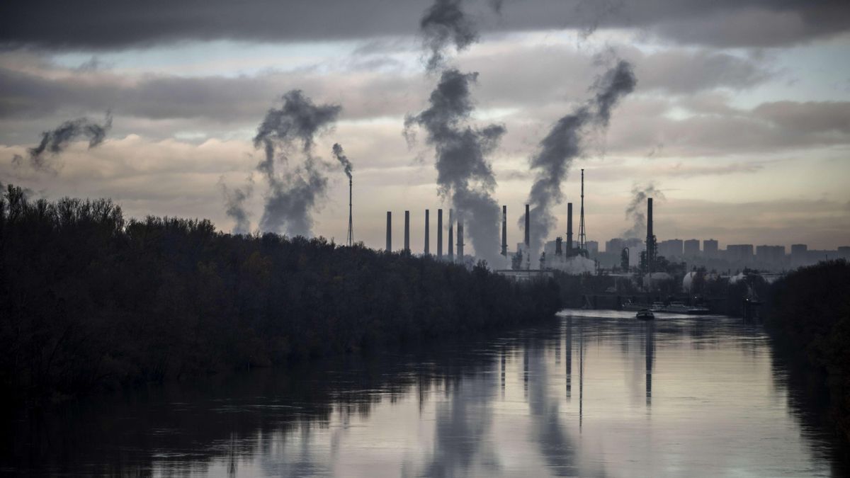 Columnas de humo se desprenden de una refinería francesa, situada a tan solo 10 kilómetros del sur de Lyon. Columnas de humo se desprenden de una refinería francesa, situada a tan solo 10 kilómetros del sur de Lyon.