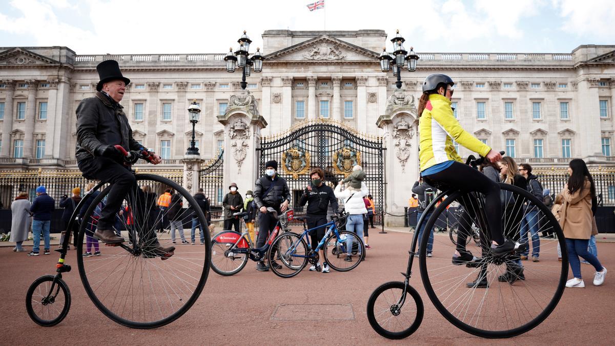 Dos ciclos pasan por delante del palacio de Buckingham, en Londres, el pasado 11 de abril 