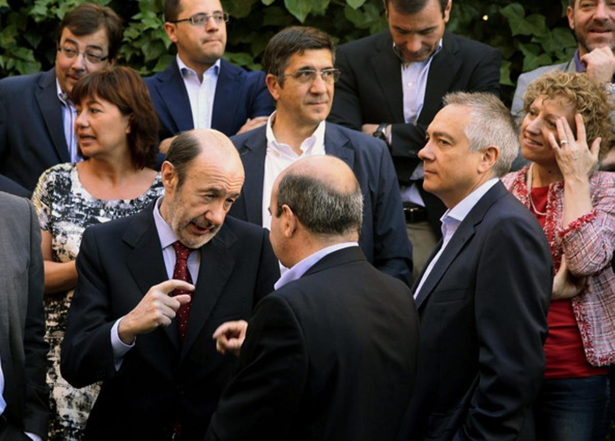 El líder del PSOE, Alfredo Pérez Rubalcaba, conversa amb el secretari de Ciutats i Política Municipal del partit, Gaspar Zarrías, amb el líder del PSC, Pere Navarro, al Consell Territorial del PSOE a Granada El líder del PSOE, Alfredo Pérez Rubalcaba, conversa amb el secretari de Ciutats i Política Municipal del partit, Gaspar Zarrías, amb el líder del PSC, Pere Navarro, al Consell Territorial del PSOE a Granada