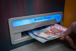 Una persona retira dinero de un cajero automático.