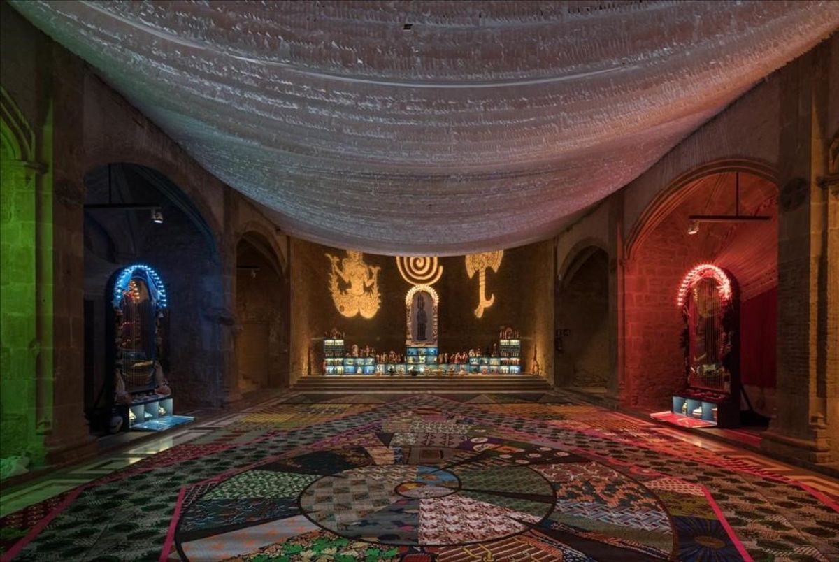 La gran instalación ’Santa Comida’, en el edificio de la Capella, frente al Macba, que forma parte de la exposición ’Miralda Madeinusa’. La gran instalación ’Santa Comida’, en el edificio de la Capella, frente al Macba, que forma parte de la exposición ’Miralda Madeinusa’.
