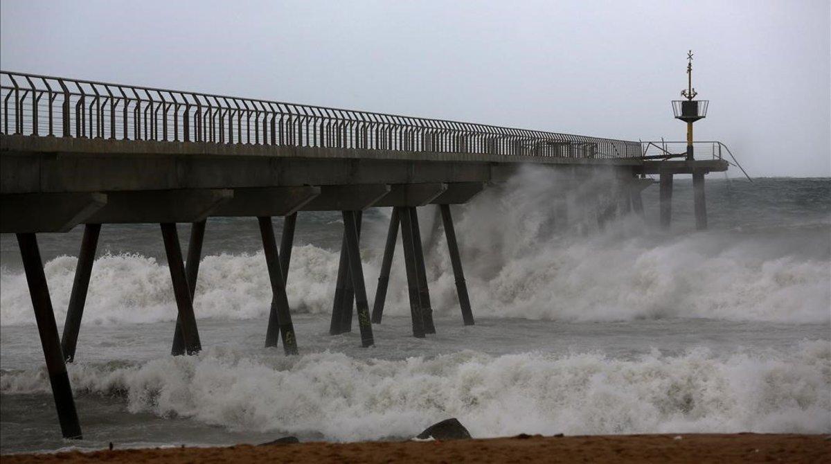 El Pont del Petroli de Badalona, en un día de temporal. El Pont del Petroli de Badalona, en un día de temporal.