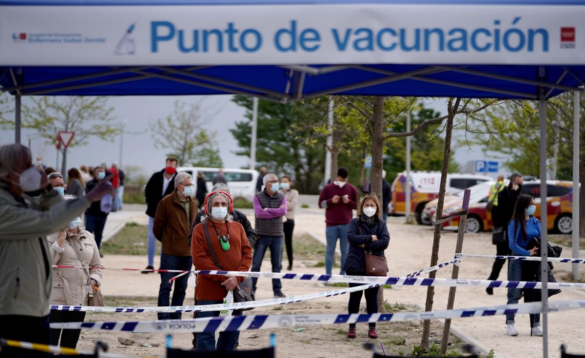 Un grupo de personas espera en el exterior del hospital Isabel Zendal para recibir la vacuna. Un grupo de personas espera en el exterior del hospital Isabel Zendal para recibir la vacuna.