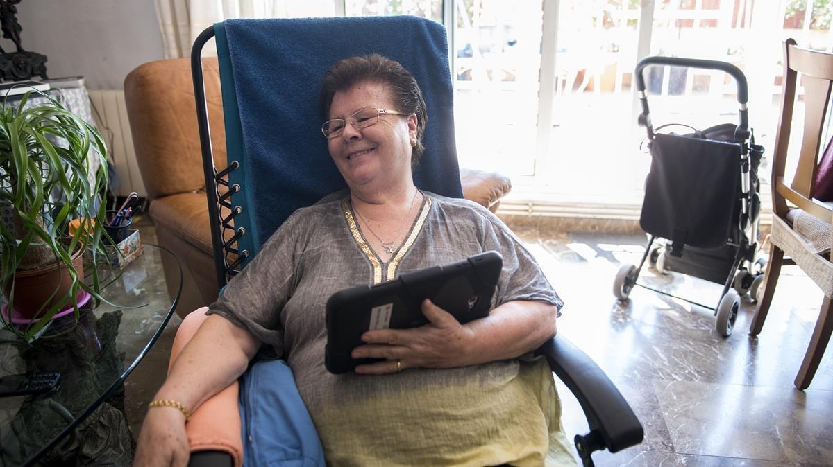 Neus Gutiérrez en su casa de Barcelona, el jueves con la tableta en la mano. Neus Gutiérrez en su casa de Barcelona, el jueves con la tableta en la mano.
