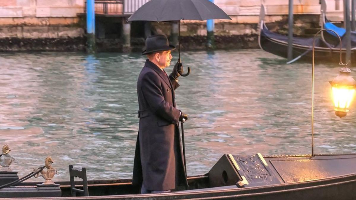 Kenneth Branagh, en su papel de Poirot, en los canales de Venecia. 