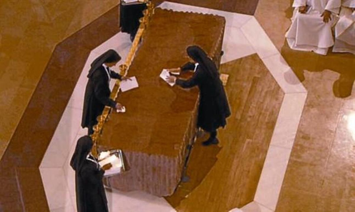 Unas hermanas limpian con paños el altar de la Sagrada Família. Unas hermanas limpian con paños el altar de la Sagrada Família.