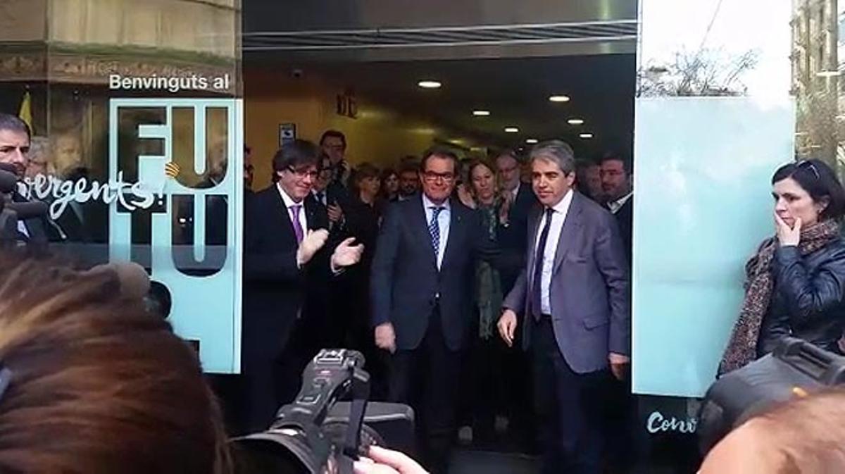 Francesc Homs arriba a la seu de Convergència després de declarar pel 9-N. Allà l’esperaven Artur Mas i Carles Puigdemont.