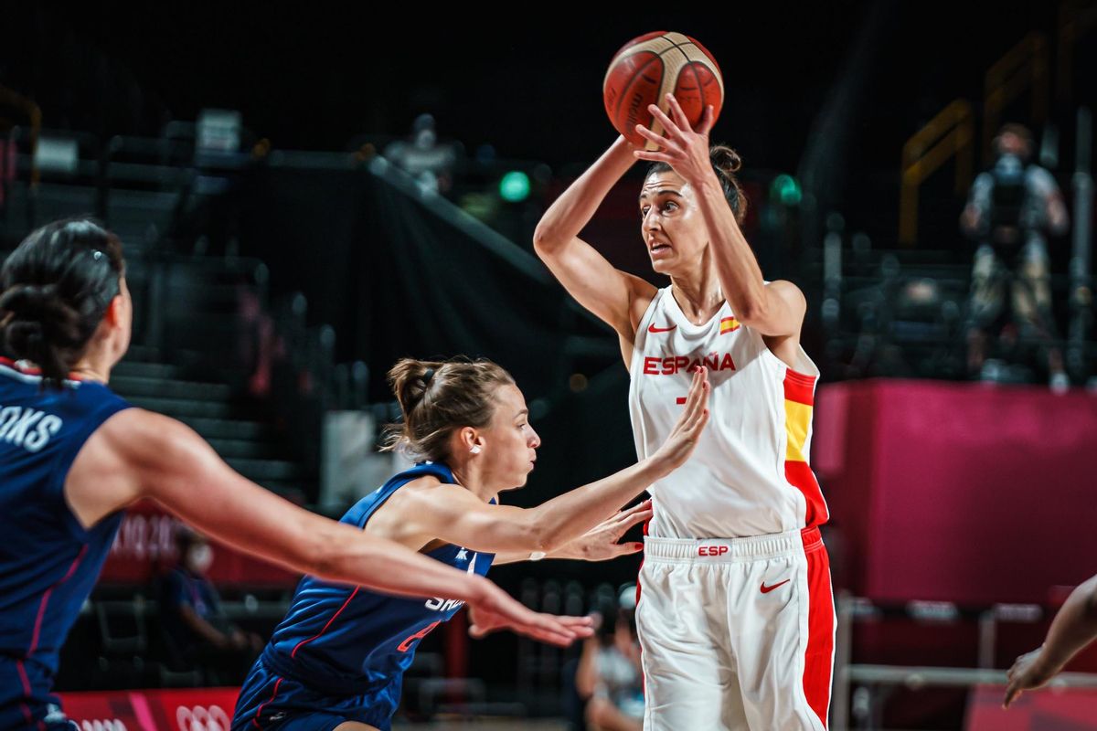 Alba Torrens controla el balón en una acción del partido ante Serbia Alba Torrens controla el balón en una acción del partido ante Serbia