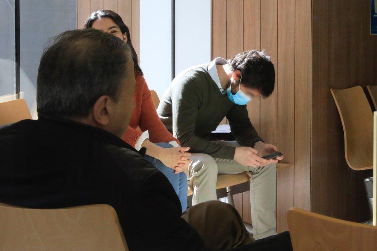 Un paciente con mascarilla espera en el servicio de urgencias del Hospital Clínic de Barcelona. Un paciente con mascarilla espera en el servicio de urgencias del Hospital Clínic de Barcelona.