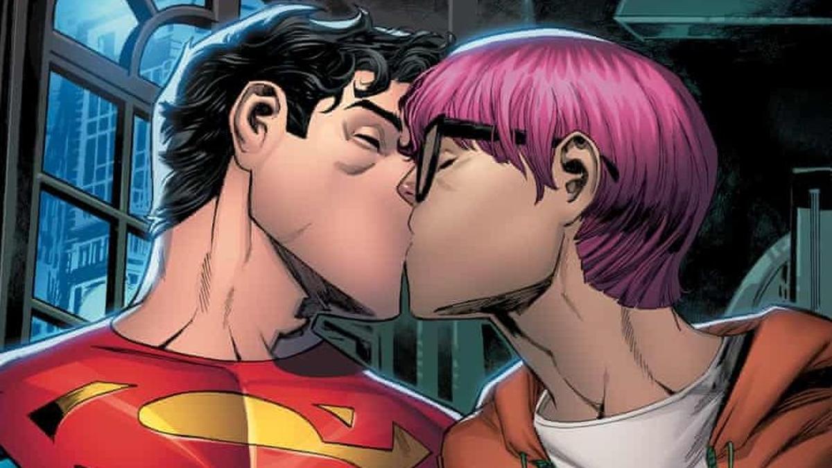 Jonathan Kent, el nuevo Superman, con su interés amoroso Jay Nakamura. Fotografía: DC Comics