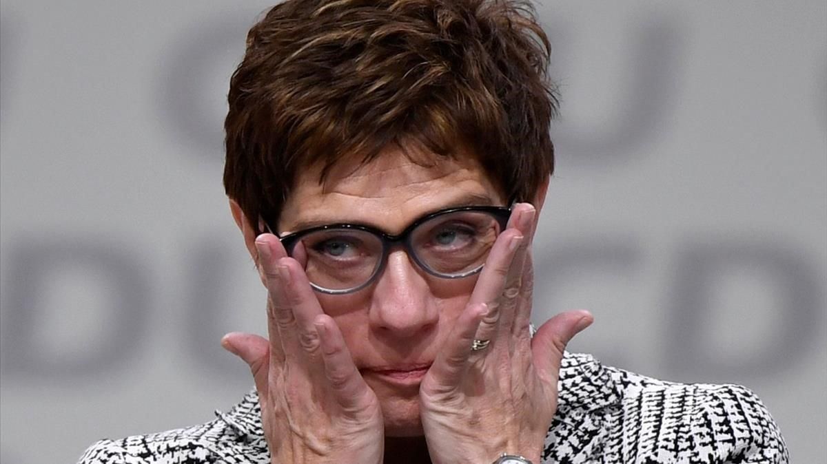 Annegret Kramp-Karrenbauer emocionada tras ser elegida la sucesora de Angela Merkel al frente de la CDU. Annegret Kramp-Karrenbauer emocionada tras ser elegida la sucesora de Angela Merkel al frente de la CDU.
