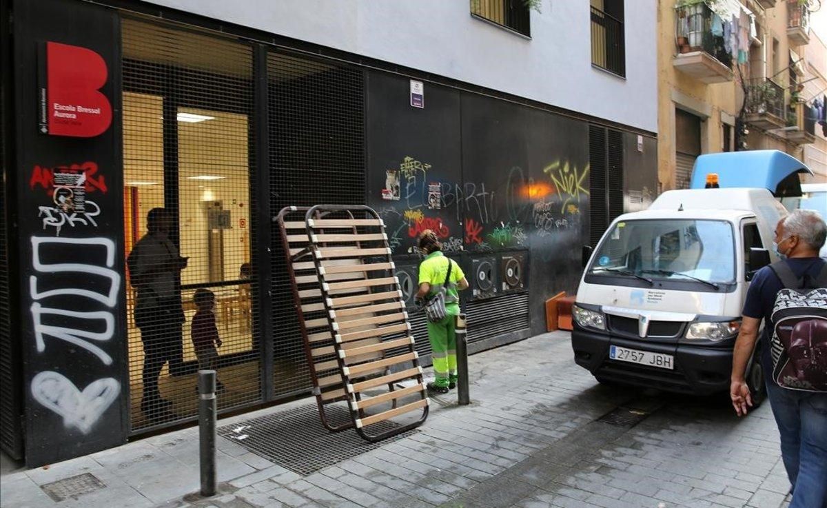 Una trabajadora limpia el punto de recogida de basura en la escuela. Una trabajadora limpia el punto de recogida de basura en la escuela.
