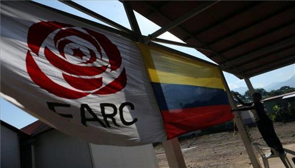 Las banderas del partido Fuerza Alternativa Revolucionaria del Común (FARC) y la de Colombia. Las banderas del partido Fuerza Alternativa Revolucionaria del Común (FARC) y la de Colombia.