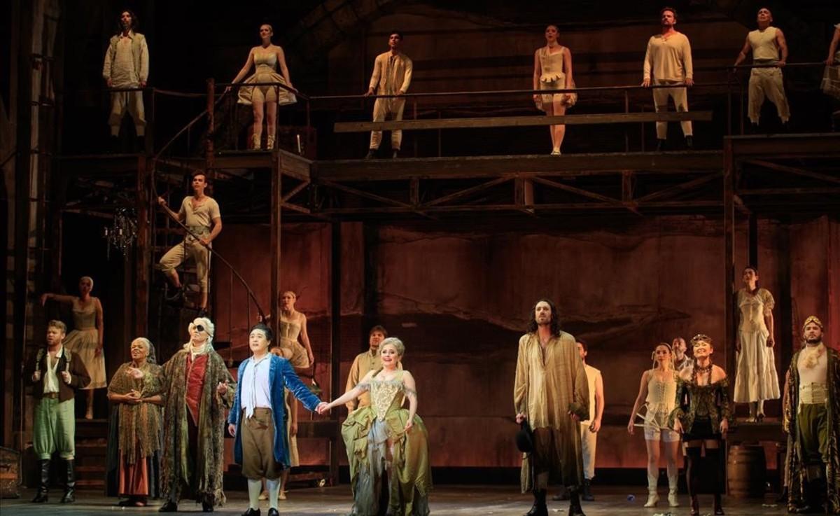Escena de conjunto de ’Candide’, de Leonard Bernstein, representada en el teatro del Capitol de Toulouse en una producción procedente del festival de Glimmerglass (Nueva York).   