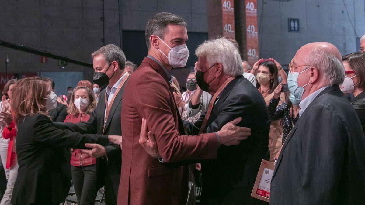 Pedro Sánchez saluda a Felipe González en el acto de apertura oficial del 40 Congreso PSOE en Valencia