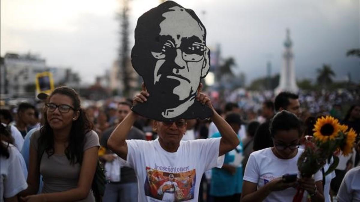 Manifestación en recuerdo del arzobispo Romero, el 17 de marzo en San Salvador.