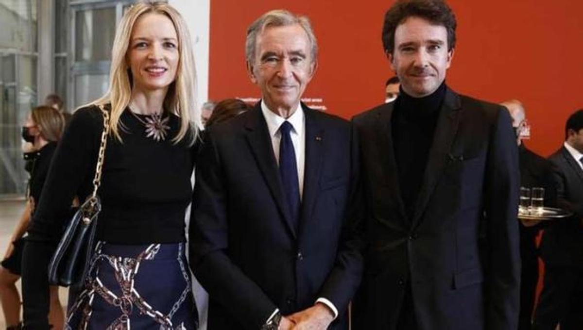 Delphine Dior, junto a su padre Bernard y su hermano Antoine. Delphine Dior, junto a su padre Bernard y su hermano Antoine.
