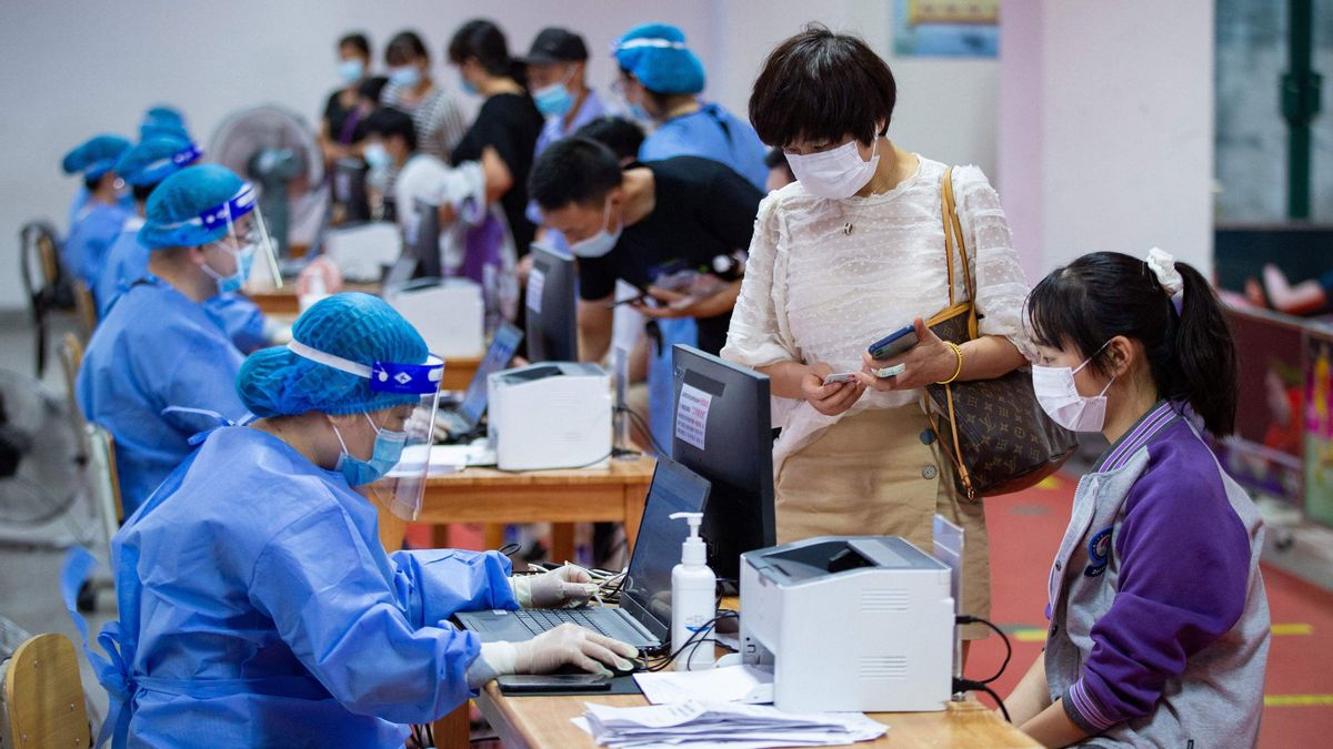 Una estudiante de secundaria se prepara para recibir la vacuna Sinovac en Nanjing, en el este de China. Una estudiante de secundaria se prepara para recibir la vacuna Sinovac en Nanjing, en el este de China.