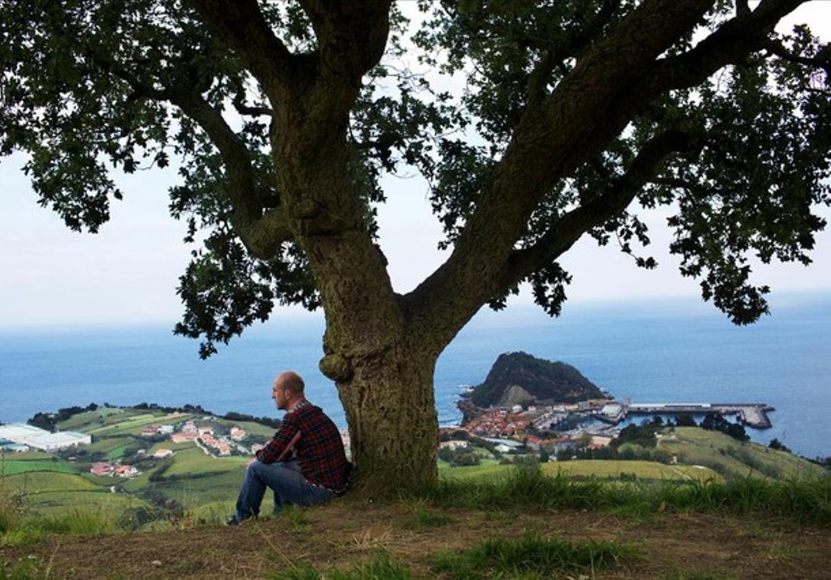 Aitor Arregi, dueño del restaurante Elkano, en la colina desde la que otea Getaria y el Cantábrico. Aitor Arregi, dueño del restaurante Elkano, en la colina desde la que otea Getaria y el Cantábrico.