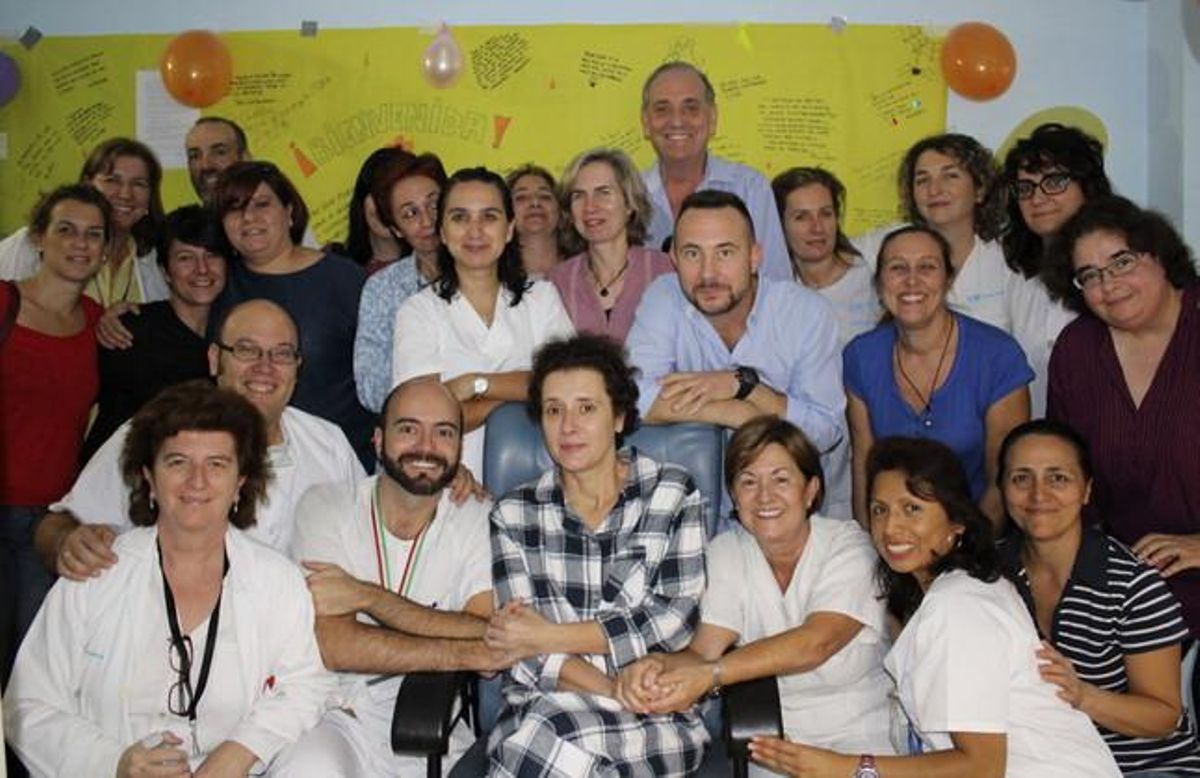 Teresa Romero (en el centro, con una bata de cuadros) y su marido Javier Limón (tras ella, de azul) con parte de los sanitarios que la han estado atendiendo durante los días de aislamiento. Teresa Romero (en el centro, con una bata de cuadros) y su marido Javier Limón (tras ella, de azul) con parte de los sanitarios que la han estado atendiendo durante los días de aislamiento.