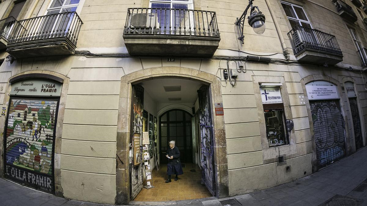 El portal del edificio amenazado con orden de desahucio, en la calle de Xuclà, 19