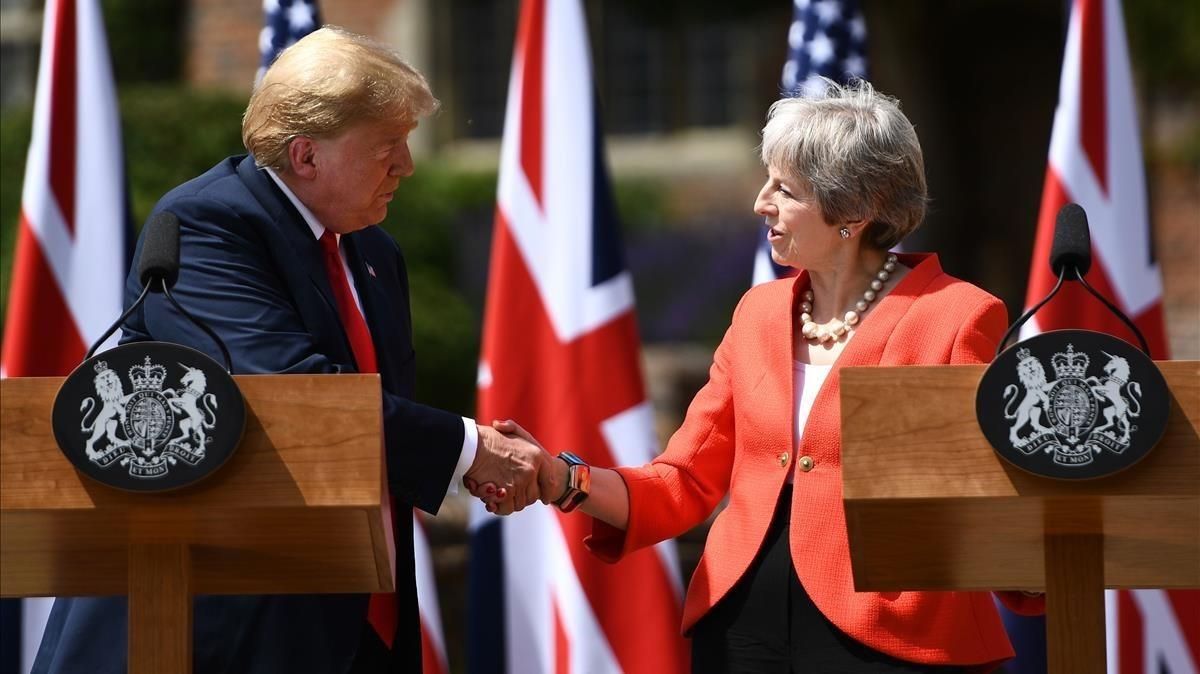 El presidente estadounidense, Donald Trump y la primera ministra británica, Theresa May, estrechan la mano. El presidente estadounidense, Donald Trump y la primera ministra británica, Theresa May, estrechan la mano.