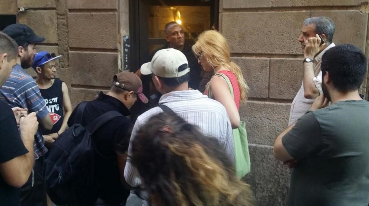 Movilización vecinal frente a la puerta custodiada por un trabajador de la empresa de desolojos. Movilización vecinal frente a la puerta custodiada por un trabajador de la empresa de desolojos.