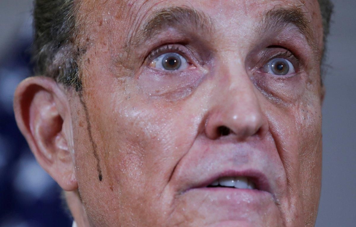 Rudy Giuliani, sudoroso y con la línea del tinte capilar corriendo por su cara, durante la rueda de prensa. Rudy Giuliani, sudoroso y con la línea del tinte capilar corriendo por su cara, durante la rueda de prensa.