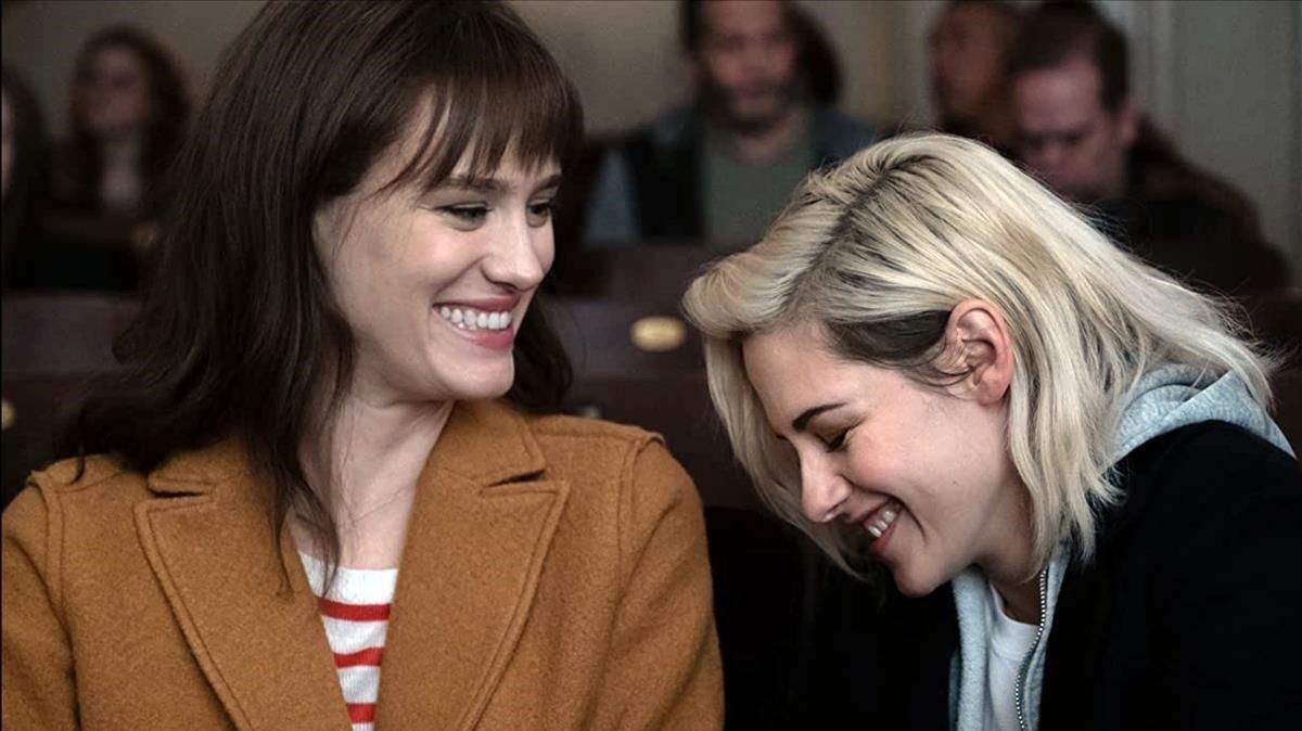 Mackenzie Davis y Kristen Stewart, en la película ’Happiest Season’. Mackenzie Davis y Kristen Stewart, en la película ’Happiest Season’.