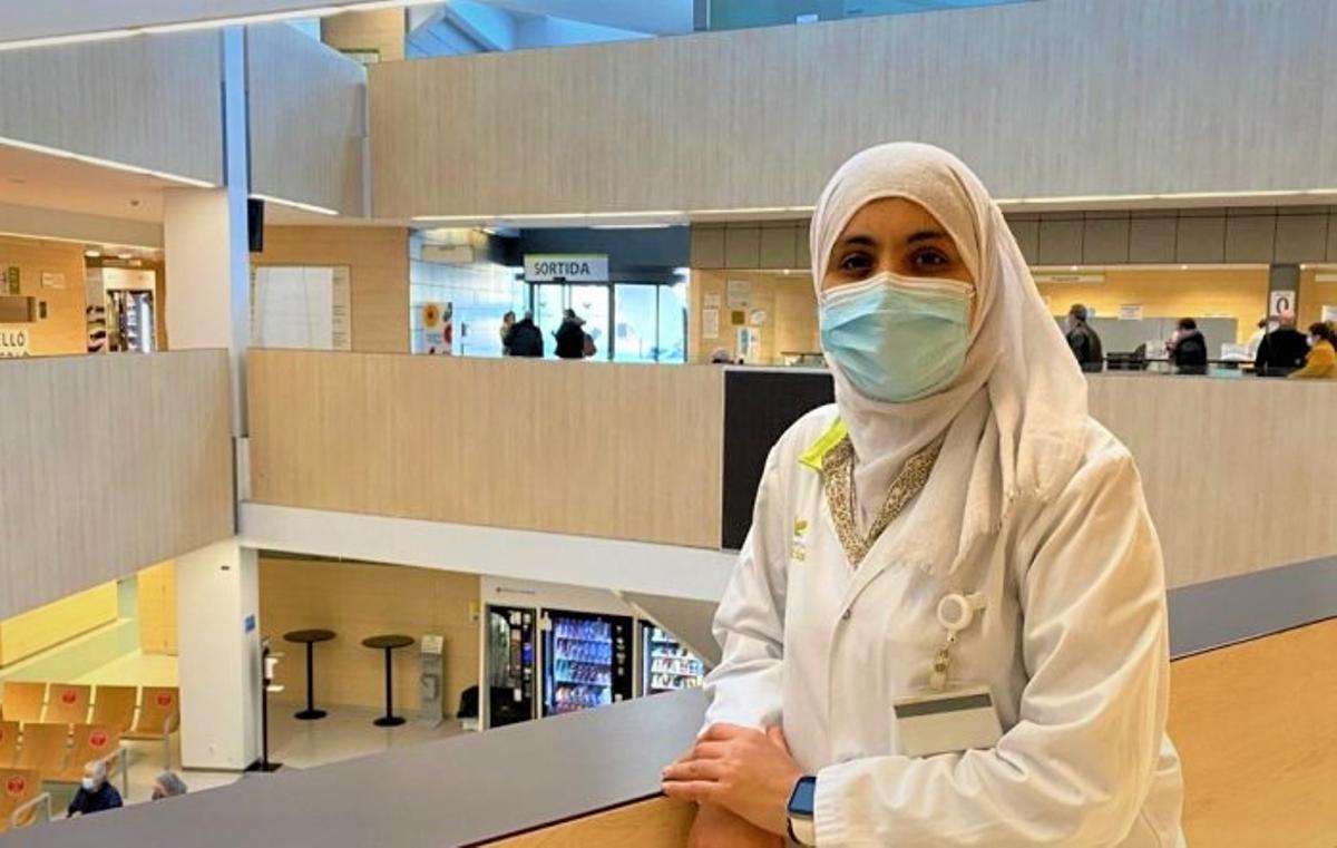 Noura Akkar, mediadora intercultural de árabe en el Hospital Esperit Sant de Santa Coloma de Gramenet.