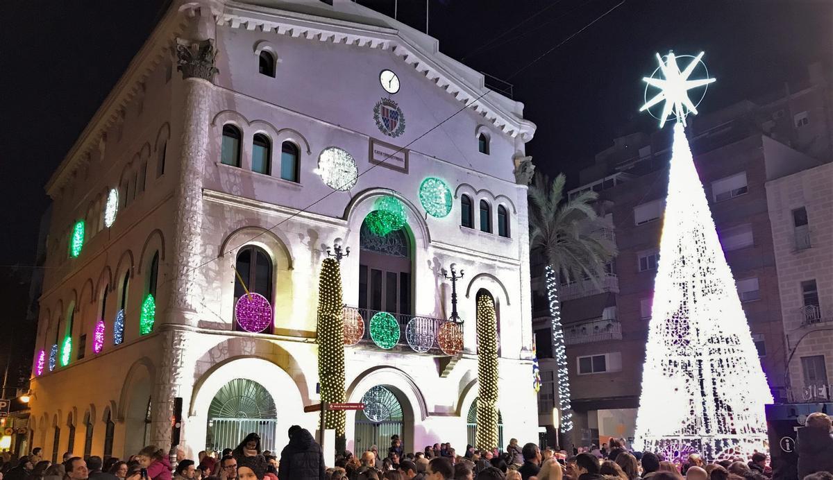 Imagen de archivo de la iluminación navideña en Badalona en 2018.