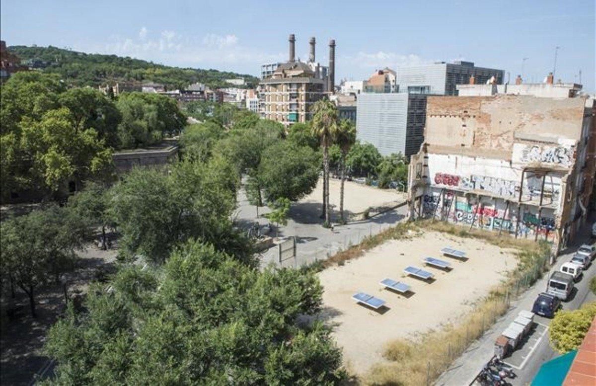 Solares frente a la Sala Baluard, en el Raval, en los que hay proyectados dos hoteles, pendientes del visto bueno municipal. Solares frente a la Sala Baluard, en el Raval, en los que hay proyectados dos hoteles, pendientes del visto bueno municipal.