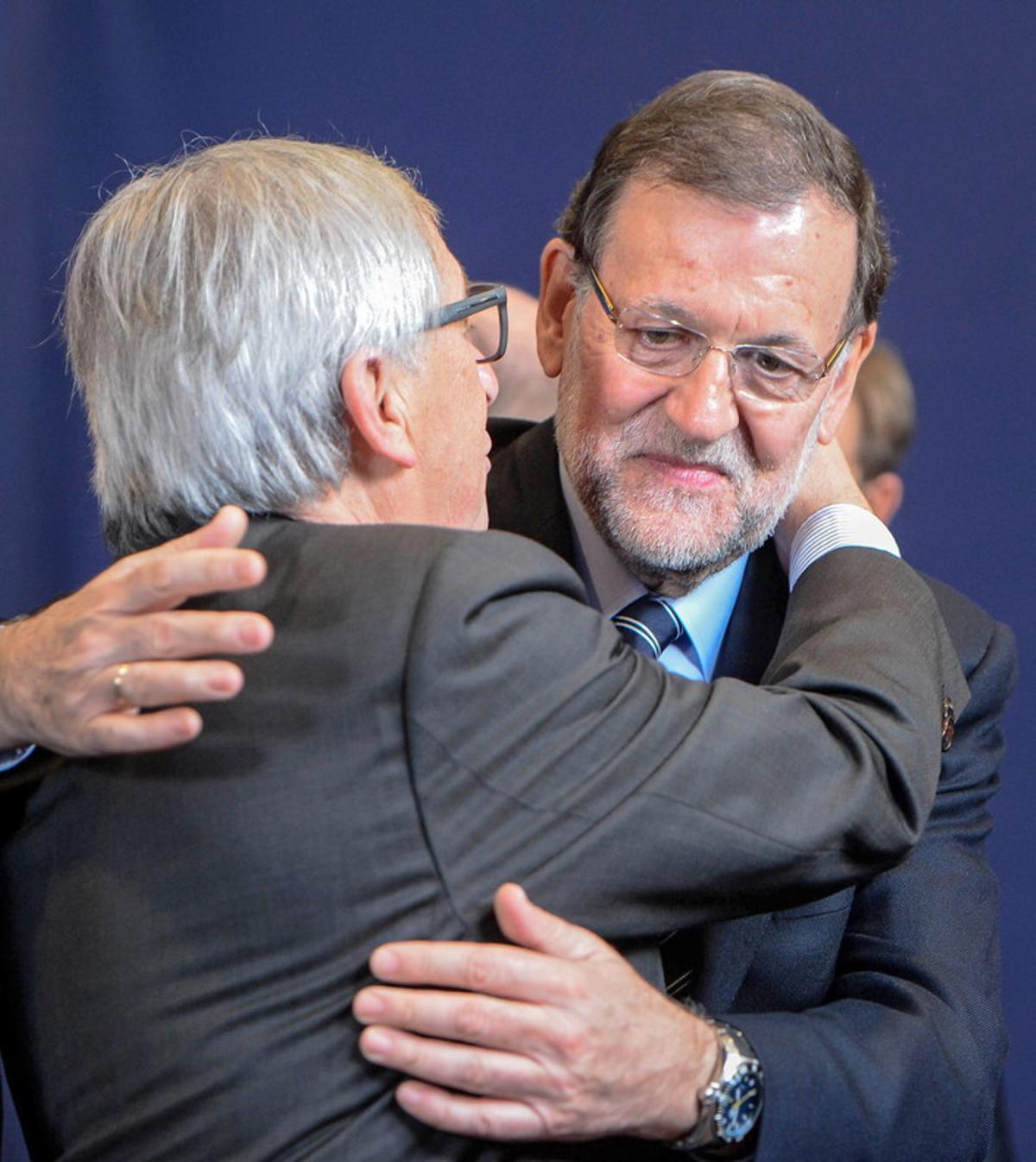 El presidente de la Comisón Europea, Jean-Claude Juncker, saluda a Rajoy, en el 2015.