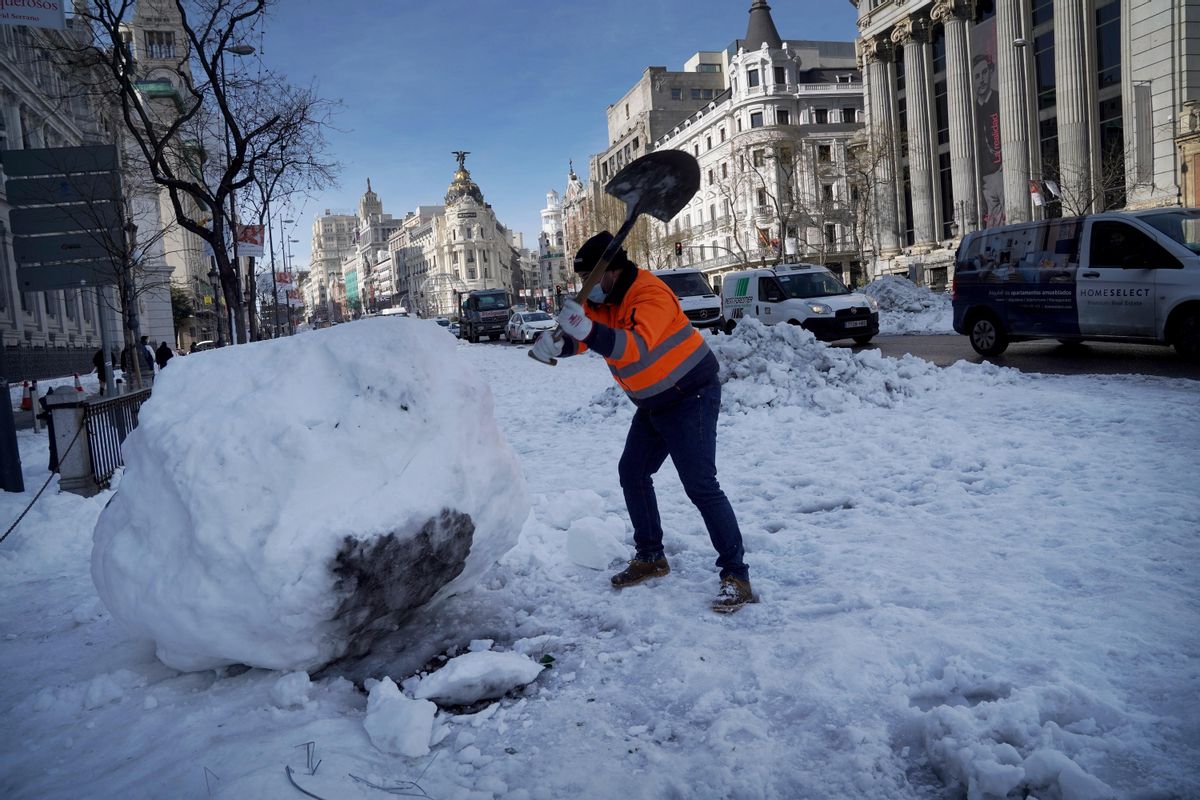 Recogida de nieve en el centro de Madrid, tras el temporal ’Filomena’. Recogida de nieve en el centro de Madrid, tras el temporal ’Filomena’.