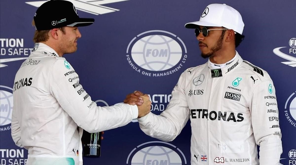 Rosberg (izquierda) felicita a Hamilton tras lograr el británico la ’pole’ en México. Rosberg (izquierda) felicita a Hamilton tras lograr el británico la ’pole’ en México.