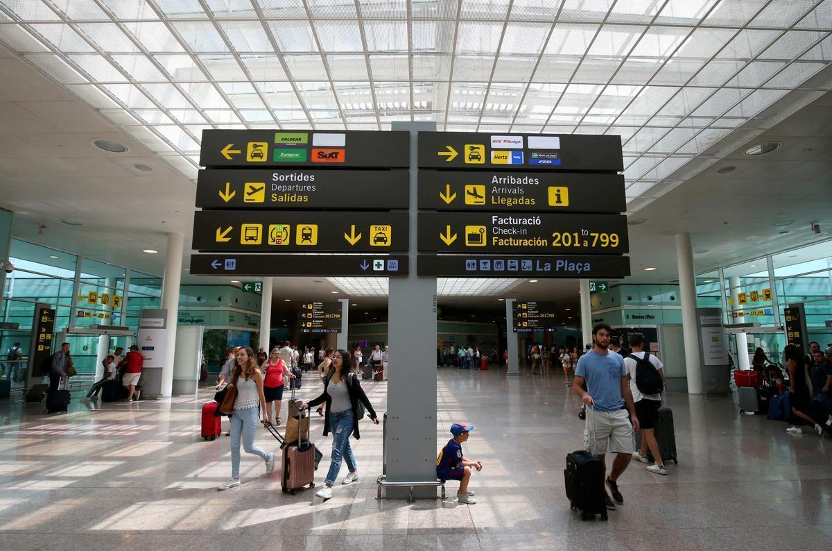 Un grupo de personas transitan en el Aeropuerto de Barcelona.