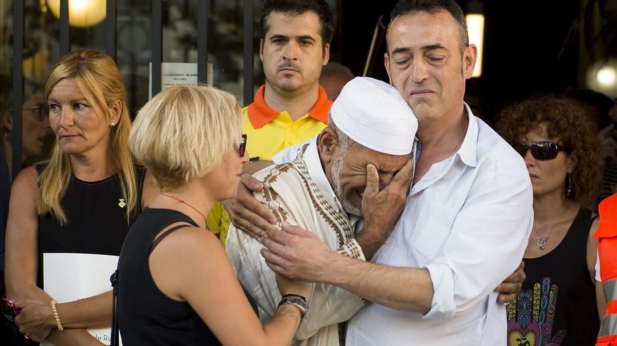 La fotografía de Jordi Cotrina en la que Javier Martinez, padre de Xavi, la víctima de tres años del atentado de la Rambla, abraza a Dris Salym, el imán suplente de Rubí.