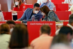El presidente del Gobierno, Pedro Sánchez, conversa con la vicesecretaria general del PSOE, Adriana Lastra, durante el comité federal del pasado 3 de julio de 2021 en Madrid. 