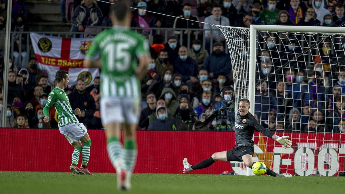Juanmi supera a Ter Stegen en el gol que supuso la victoria del Betis en el Camp Nou