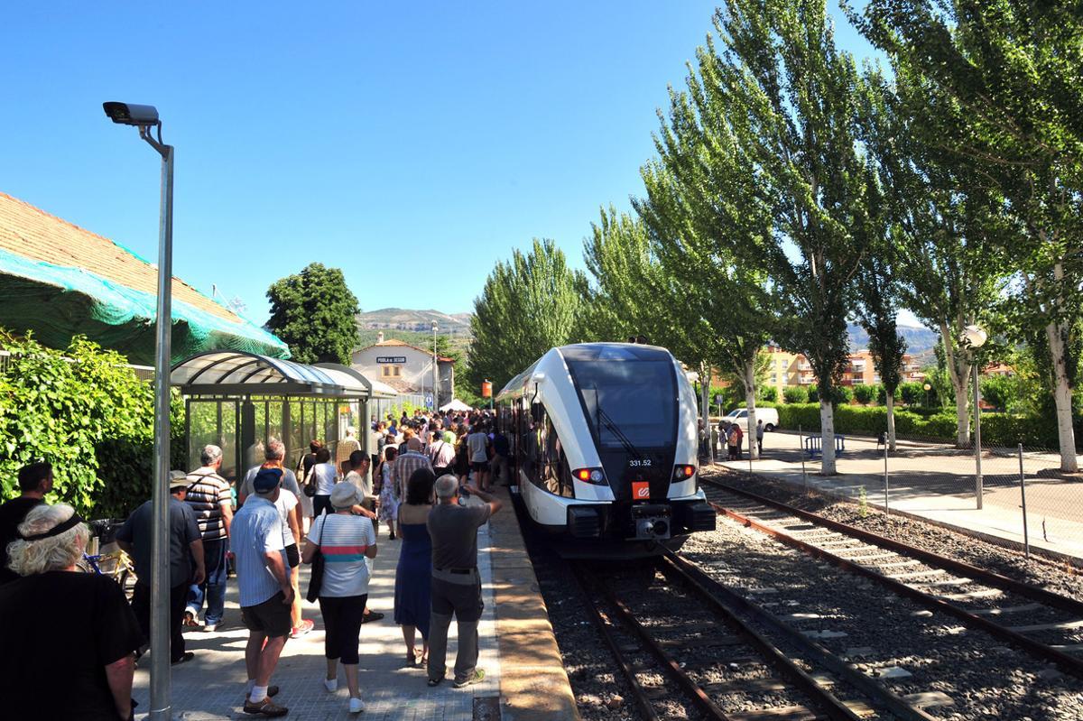 Ciudadanos en la estación de Pobla de Segur, en la el viaje inaugural de los nuevos trenes de la línea Lleida-La Pobla, este domingo.
